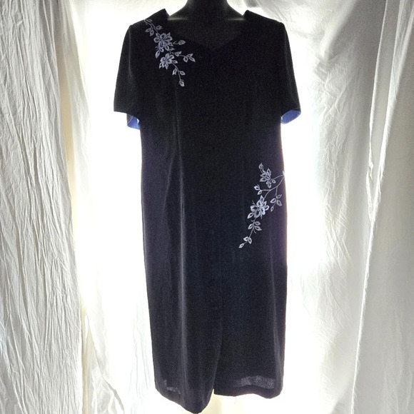 Lovely Embroidered Button Up Dress EUC - Picture 1 of 7